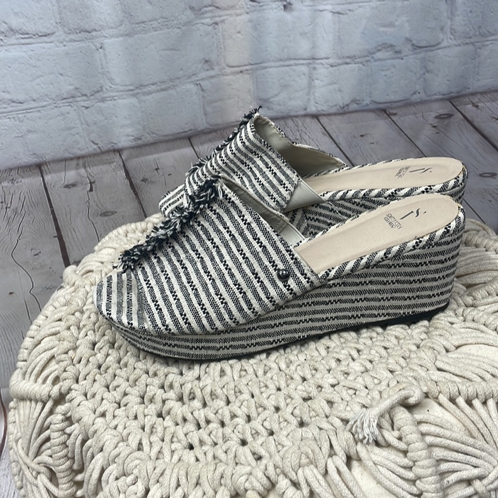 Simply Vera Wang braeburnblack slip on size 10 wedge sandals